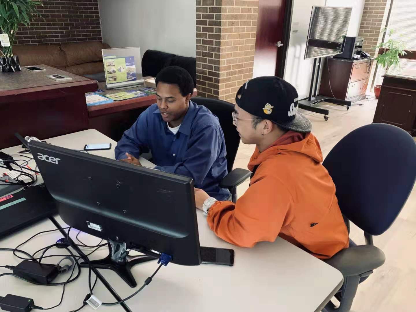 Capacitación individual de redes frente a una computadora en el entorno educativo de LaneCert en Plano.